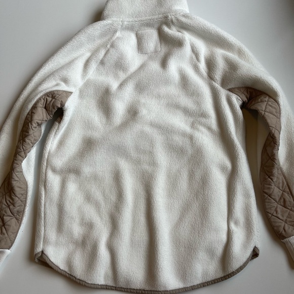 Abercrombie and Fitch asymmetrical snap up fleece cream and white - Picture 5 of 6